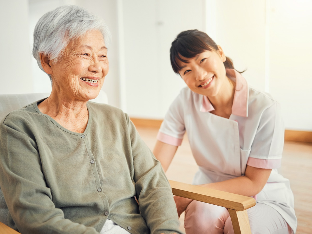 笑顔で会話する入居者と職員（イメージ）